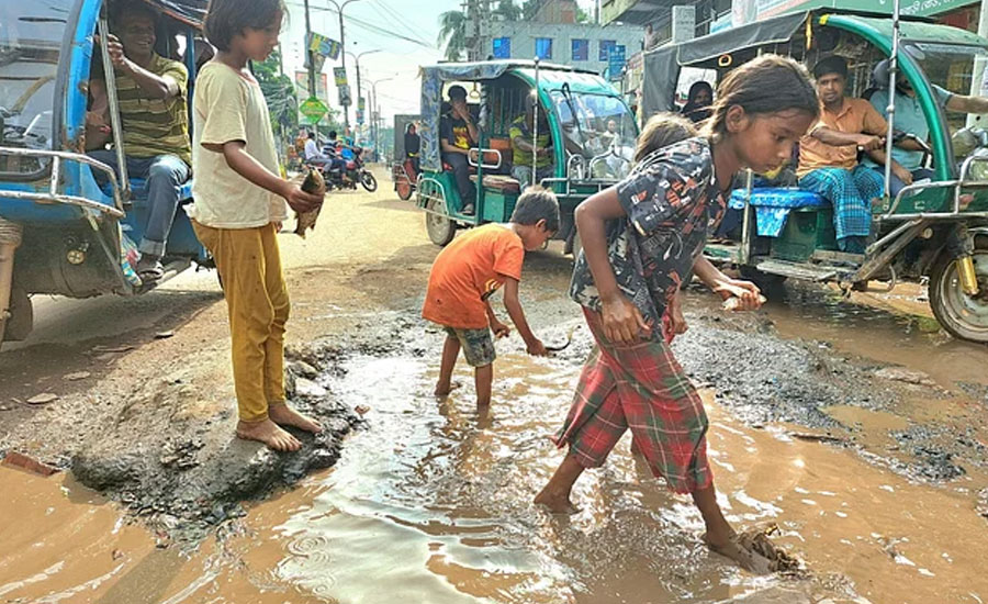গাজীপুরে ভাঙা সড়কে শিশুদের মাছ শিকার, ভিডিও ভাইরাল