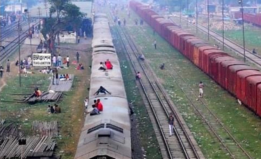 ট্রেনে পা ঝুলিয়ে দরজায় বসে থাকা যুবক হারালেন দুই পা