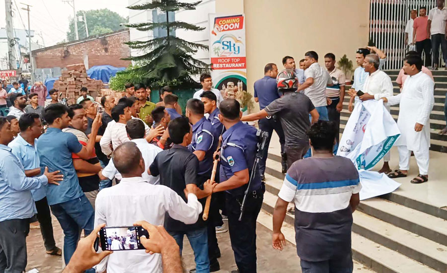 বাগমারায় আ’লীগের বিক্ষোভ মিছিল ও প্রতিবাদ সমাবেশে হামলা 