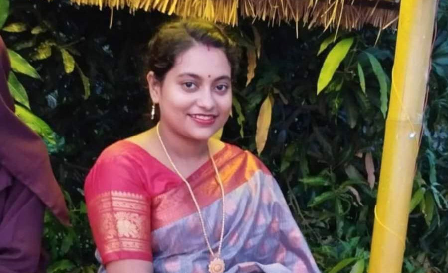 স্বামীর মোটরসাইকেল কেড়ে নিল  স্ত্রীর প্রাণ