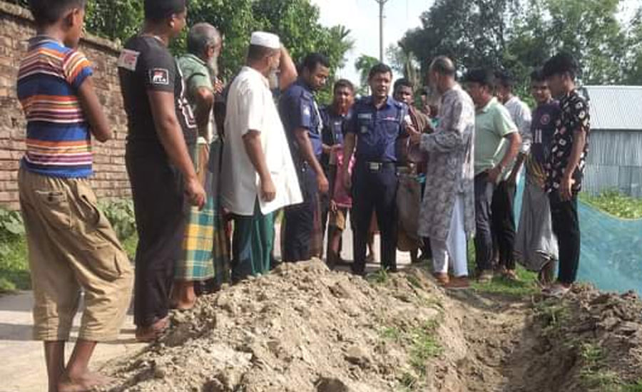 রাজারহাটে রাস্তা নিয়ে দুইপক্ষের বিরোধ,পুলিশের হস্তক্ষেপে পরিস্থিতি নিয়ন্ত্রণে।