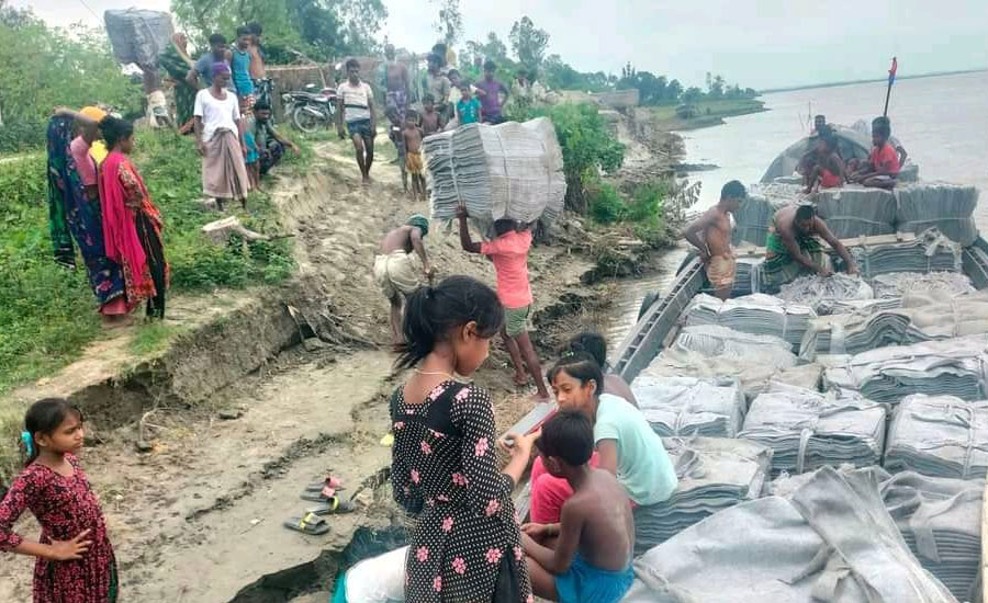 কাজিপুরের চরাঞ্চলে নদী ভাঙ্গন ঠেকাতে জিও ব্যাগ ফেলানোর কাজ শুরু