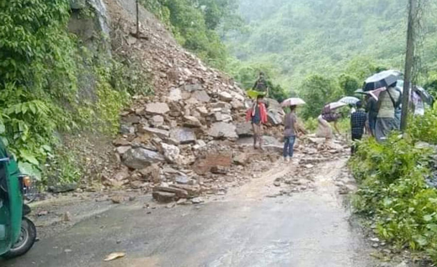 বান্দরবানে পাহাড় ধস, সড়ক যোগাযোগ বিচ্ছিন্ন