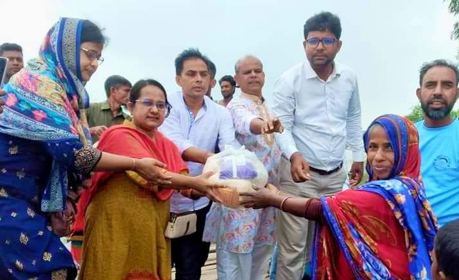 রাজারহাটে পানিবন্দি  পরিবারের মাঝে শুকনো খাবার বিতরণ 