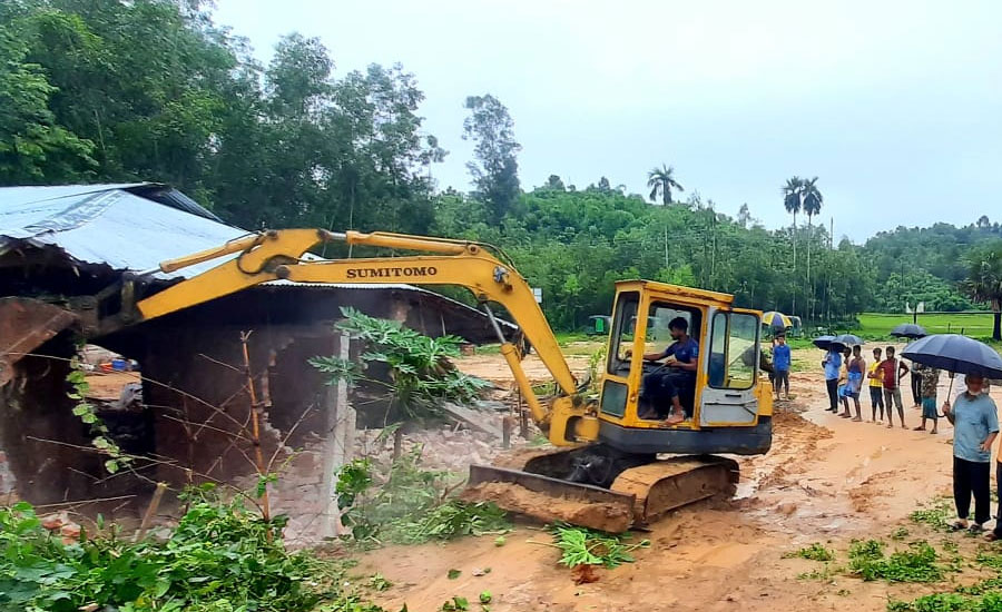 রাঙ্গুনিয়ায় খেলার মাঠে অবৈধ স্থাপনা, গুঁড়িয়ে দিলেন উপজেলা প্রশাসন 