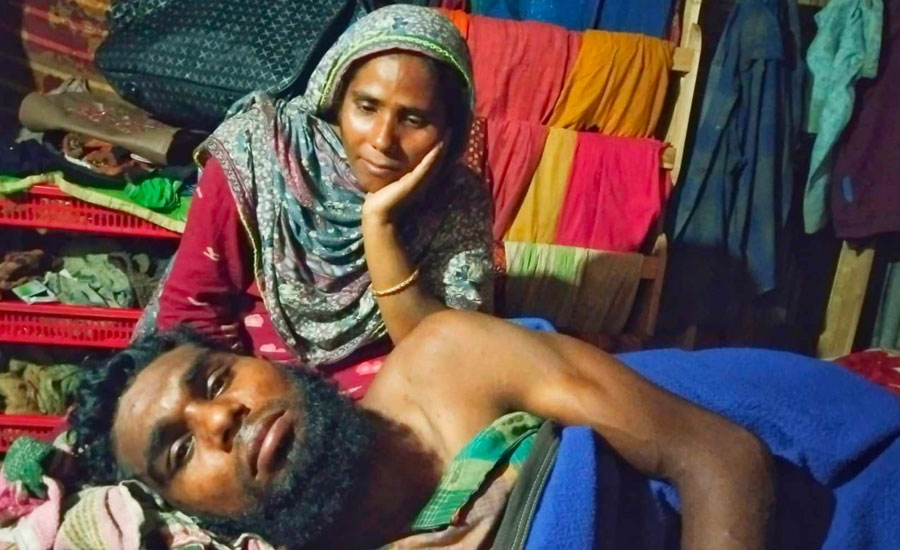 একমাত্র সম্বল ভ্যান হারিয়ে দিশেহারা পরিবার