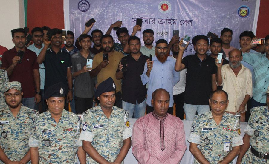 হারিয়ে যাওয়া ৬০ টি মোবাইল উদ্ধার করলেন,বান্দরবান ২ এপিবিএন