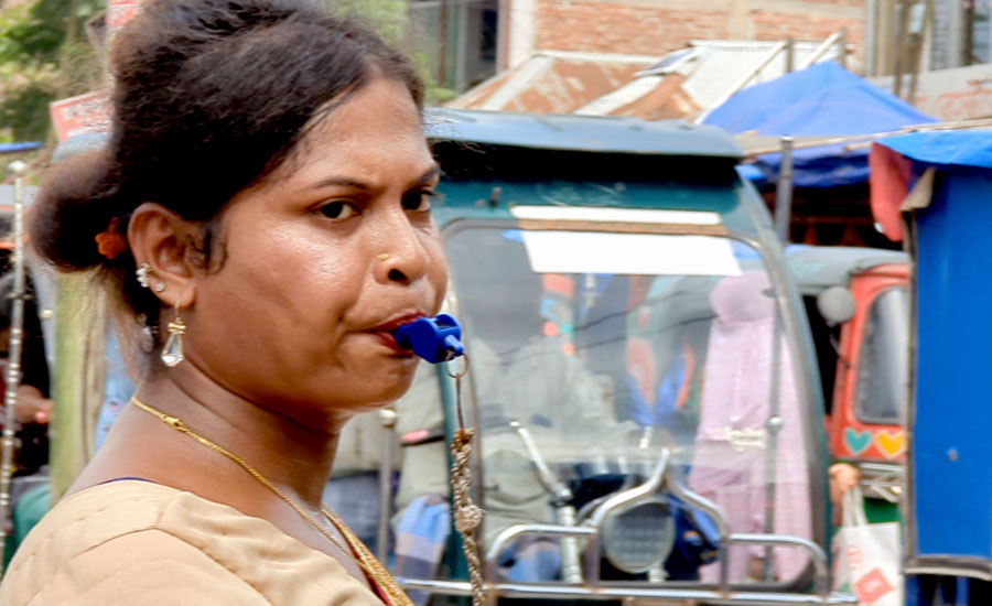 হিজড়া শিফা বিনা বেতনে ট্রাফিকের কাজ করে প্রশংসায় ভাসছেন   