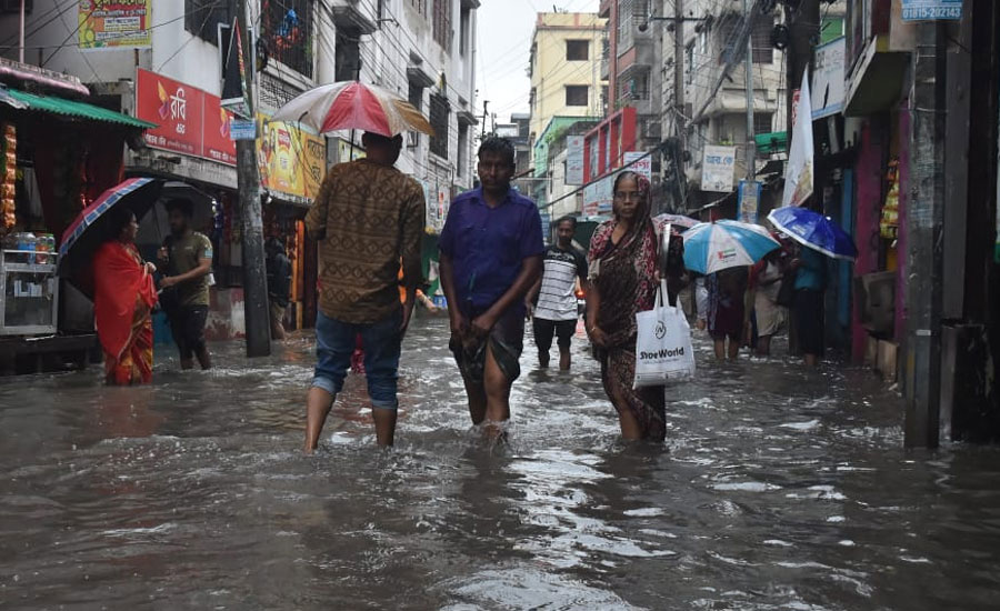 টানা বৃষ্টিতে চট্টগ্রাম নগরীর নিম্নাঞ্চলে জলজট; চরম দুর্ভোগ নগরবাসী