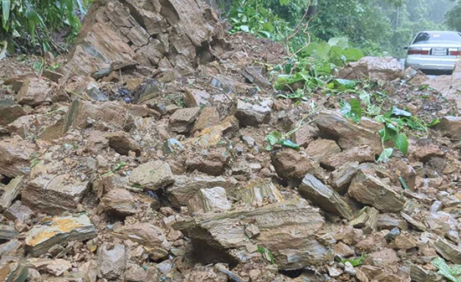 খাগড়াছড়িতে পাহাড়ধস, ঢাকার সঙ্গে চট্টগ্রামের সড়ক যোগাযোগ বন্ধ