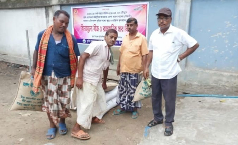 গোমস্তাপুরে ৩২ হাজার কৃষক পেয়েছেন কৃষি  প্রণোদনা, সার বীজ পেয়ে কৃষকের মুখে হাসি