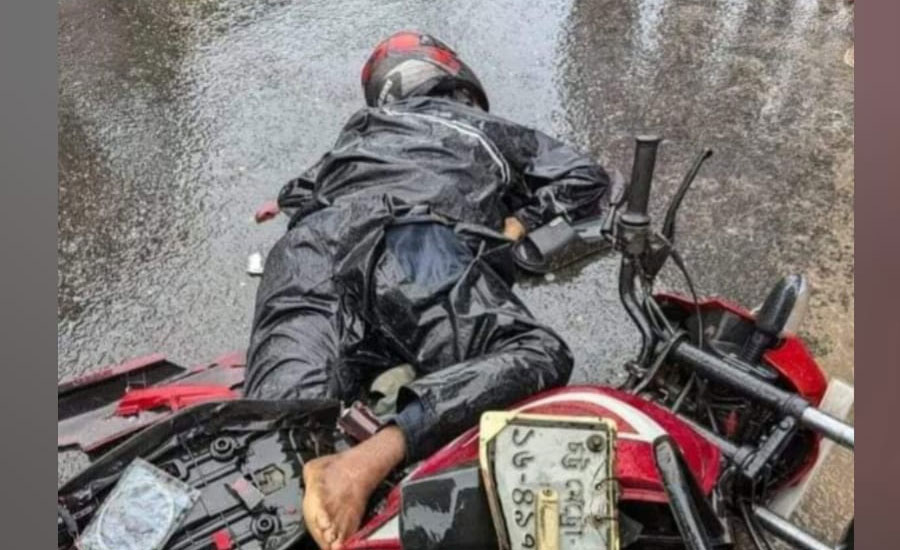 চট্টগ্রামে ফ্লাইওভারে কাভার্ডভ্যানের ধাক্কায় বাইক আরোহীর মৃত্যু