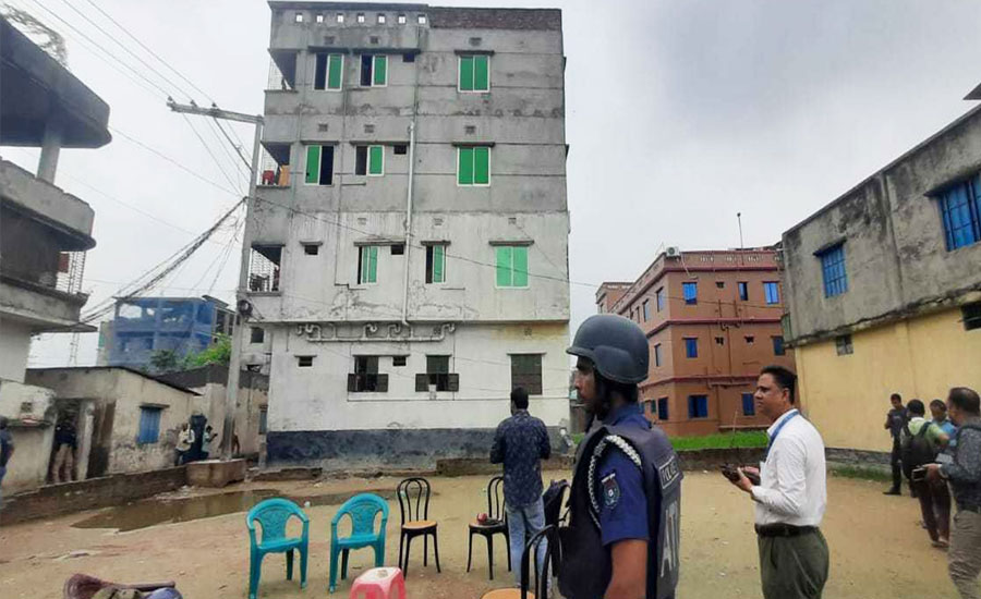 রূপগঞ্জে জঙ্গি আস্তানায় অভিযান, উদ্ধার হলো ৩ বোমা