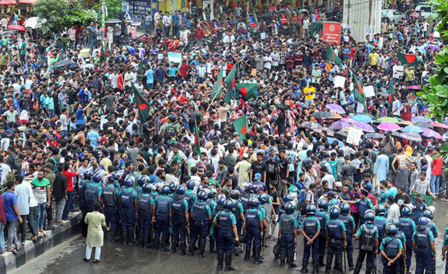 সরকারি চাকরিতে কোটা বাতিলের দাবিতে শাহবাগ মোড় অবরোধ