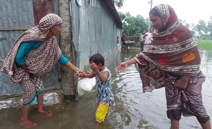 পঞ্চগড়ে অতিবর্ষণের কারনে হঠাৎপাড়া গ্রামে হাটু পানি! 