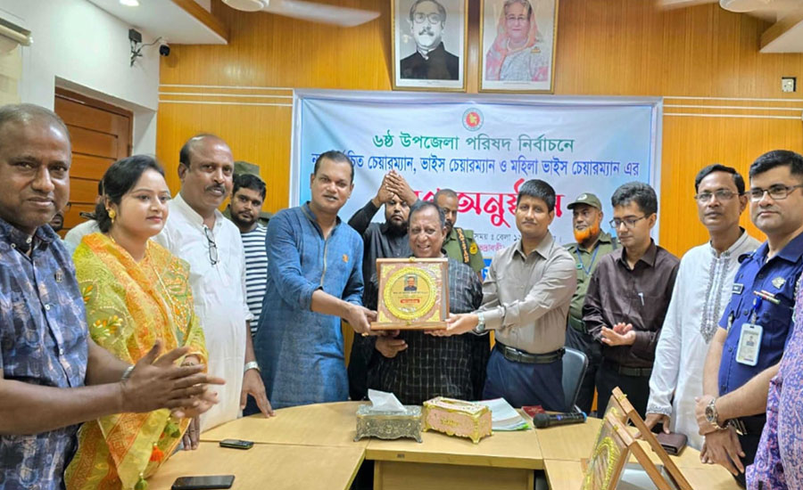 সভাকক্ষে ফুল হাতে জনতার ভিড় নন্দীগ্রামে উপজেলা পরিষদের প্রথম সভা ও সংবর্ধনা 