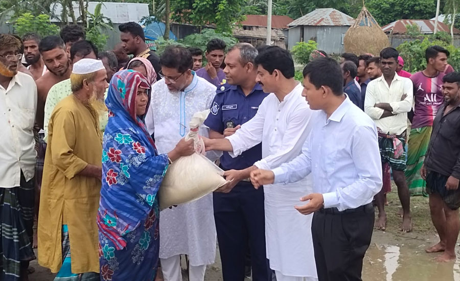 কুড়িগ্রামের উলিপুরে বানভাসিদের মাঝে ত্রাণ বিতরণ