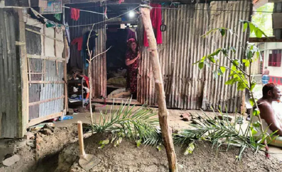 কবর দেওয়ার জায়গা না পেয়ে ঘরের বারান্দায় মায়ের দাফন 