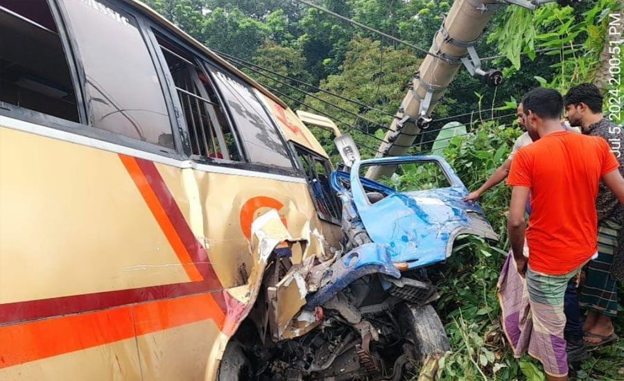নগরকান্দায় বাস-পিকআপভ্যান সংঘর্ষে নিহত ২, আহত ১০