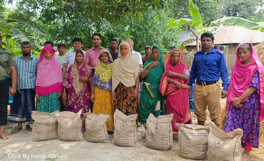 বিপদসীমার উপরে আত্রাই নদীর পানি , গ্রাম প্লাবিত