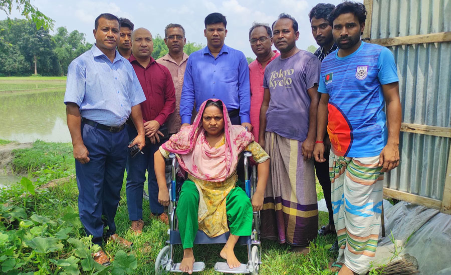 বীরগঞ্জে প্রতিবন্ধী পরিবারের পাশে জেলা প্রশাসক শাকিল আহমেদ