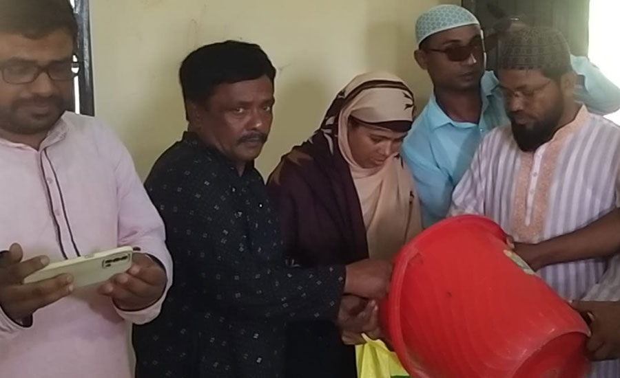 হাকিমপুরে  বোয়ালদাড় ইউনিয়নে বন্যায় ক্ষতিগ্রস্তদের মাঝে  চাল  বিতরণ