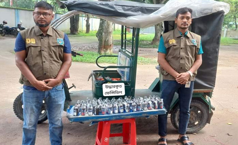 কুড়িগ্রাম মধুর মোড়ে ৭০ বোতল ফেন্সিডিলসহ ১টি অটোভ্যান উদ্ধার করেছে পুলিশ
