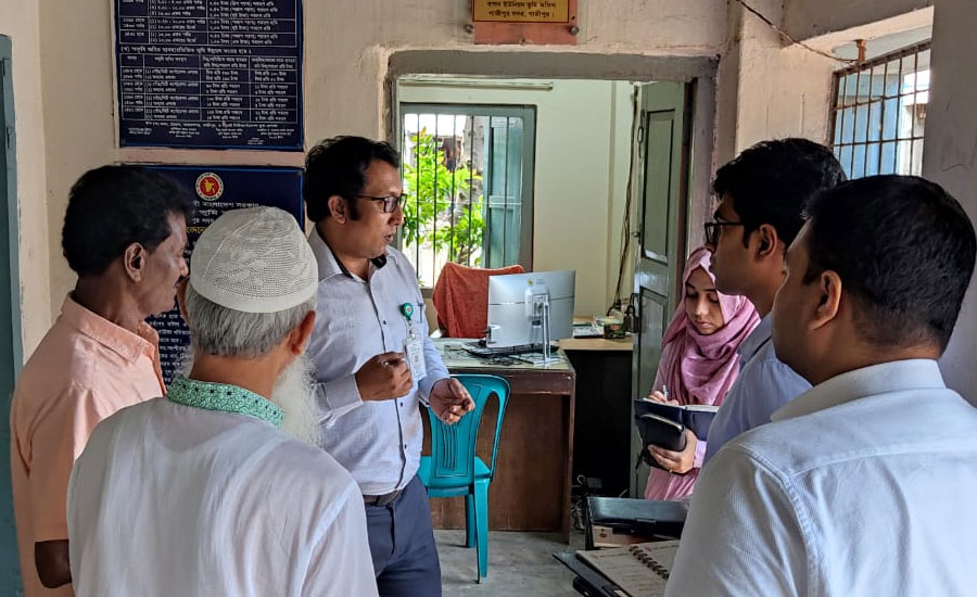 বাসন ভূমি অফিসে ভ্রাম্যমান আদালতের অভিযান