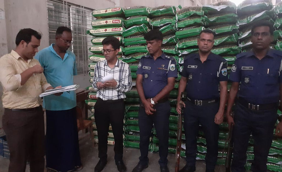 নন্দীগ্রামে রাইস মিলে প্লাস্টিকের বস্তায় চাল সংরক্ষণে জরিমানা 