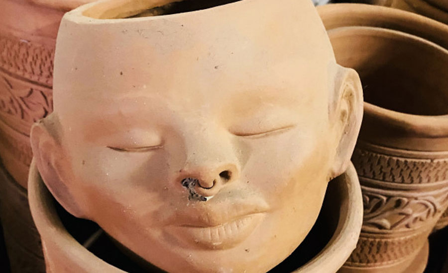 যেভাবে তৈরি হচ্ছে মাটির তৈজসপত্র থেকে টেরাকোটা টাইলস