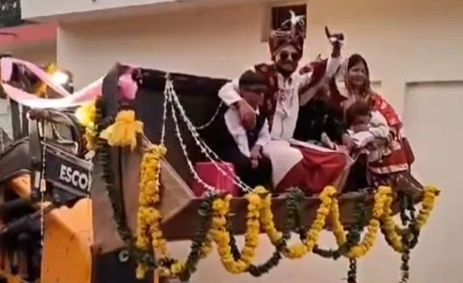 কনেপক্ষের কটাক্ষের জবাবে বুলডোজারে চড়ে বিয়ের আসরে জামাই!