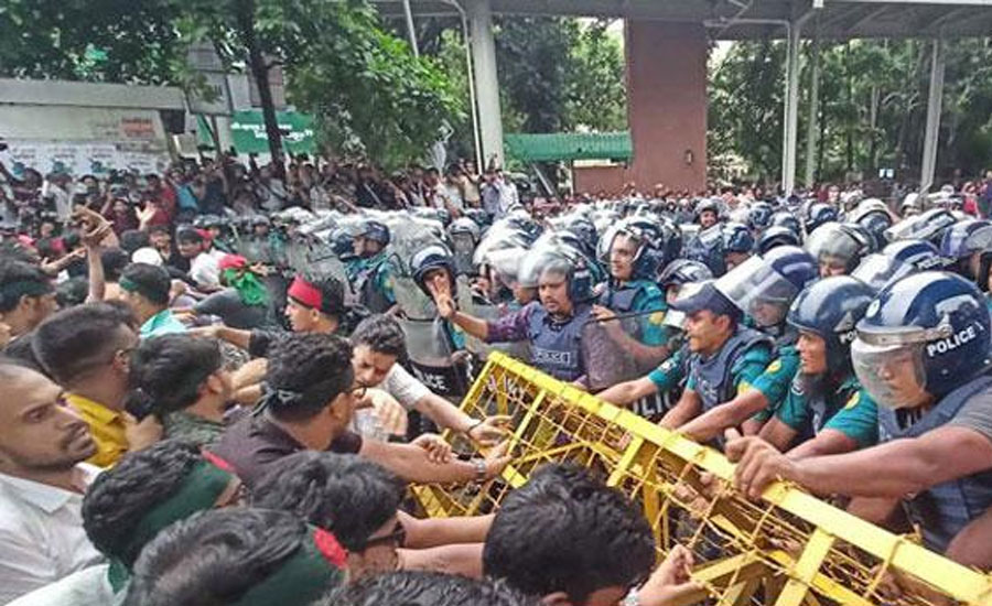পুলিশি ব্যারিকেড ভেঙে শাহবাগে অবস্থান কোটাবিরোধীদের