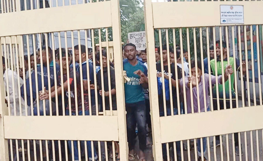 ক্যাম্পাসের প্রধান ফটকের তালা ভেঙ্গে শাহবাগে জবি শিক্ষার্থীরা
