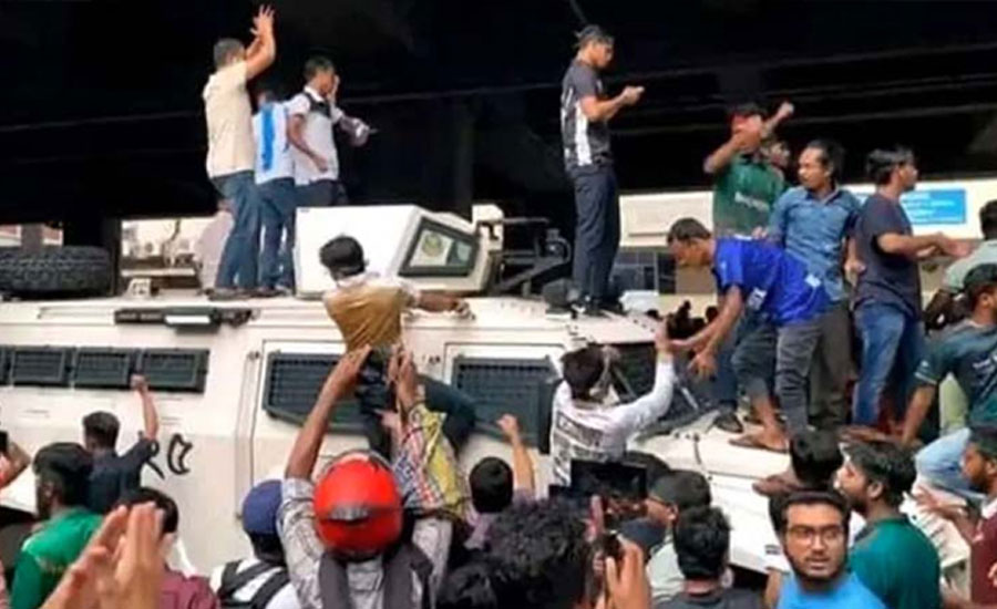 পুলিশের সাঁজোয়া যানের উপর শিক্ষার্থীদের বিক্ষোভ
