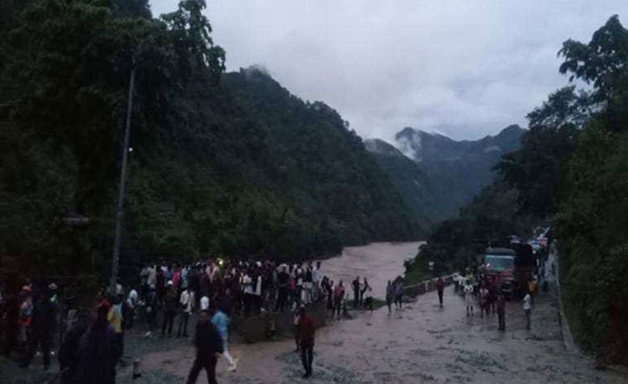 নেপালে ভয়াবহ ভূমিধসে নদীতে ছিটকে পড়ল দুই বাস, নিখোঁজ ৬৩