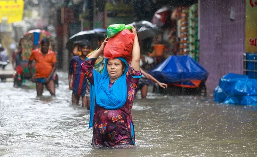 ৬ ঘণ্টায় ১৩০ মিলিমিটার বৃষ্টিতে ডুবল ঢাকা
