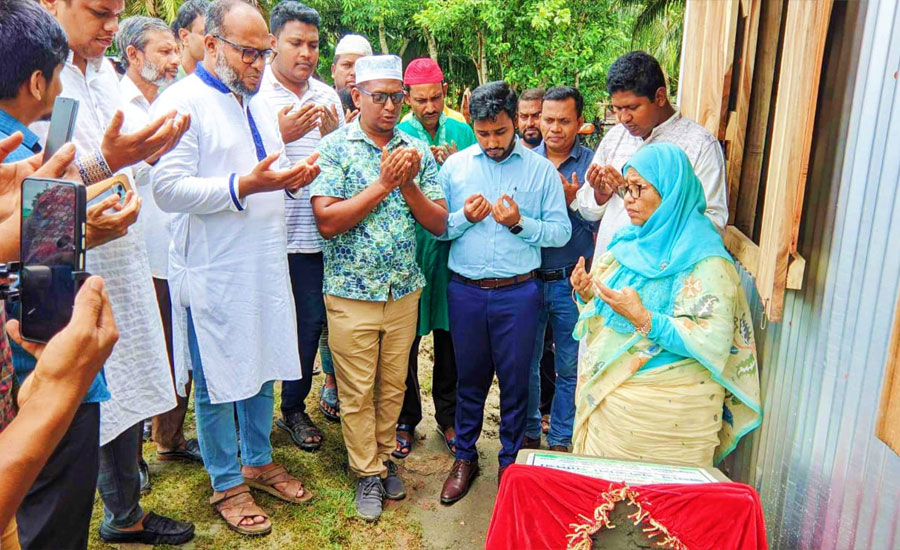 আশ্রয়ণ প্রকল্পে চারা রোপণ ও মসজিদ উদ্বোধন করলেন এমপি সুলতানা নাদিরা 