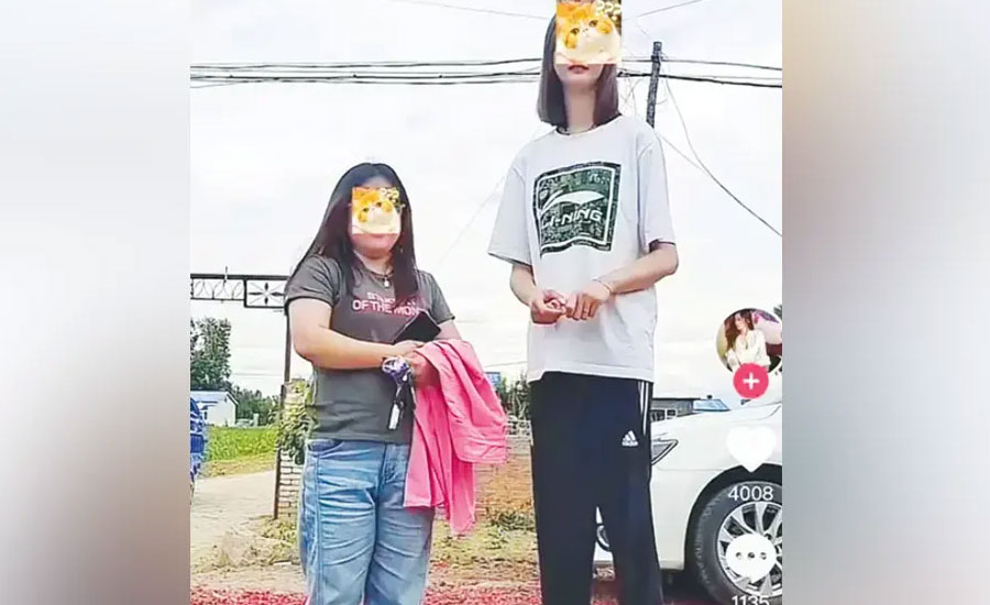 প্রেমিক পাচ্ছেন না সাড়ে সাত ফুটের তরুণী!