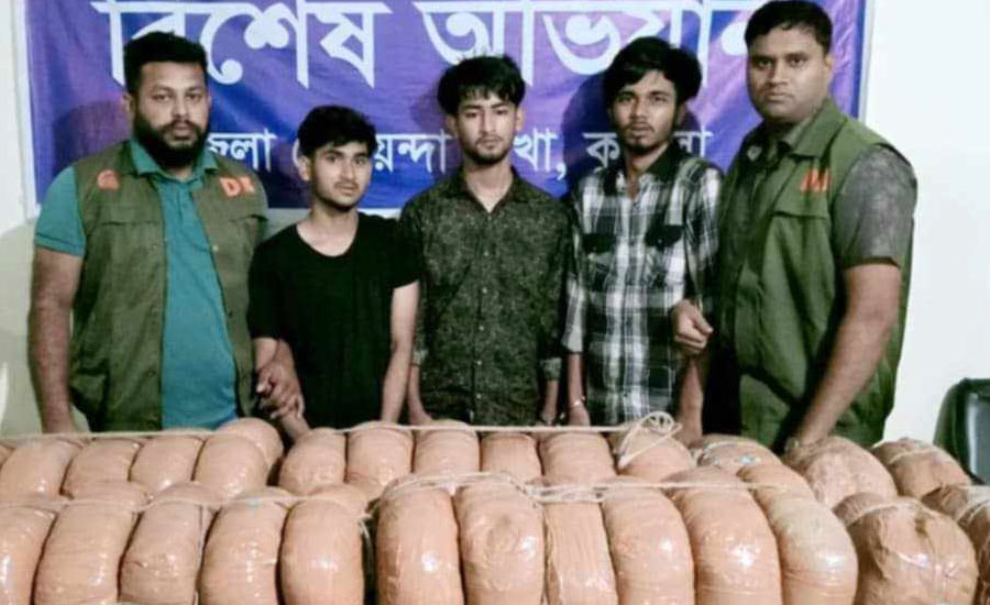 চৌদ্দগ্রামে ৬০ কেজি গাঁজা সহ ডিবির হাতে আটক ৩