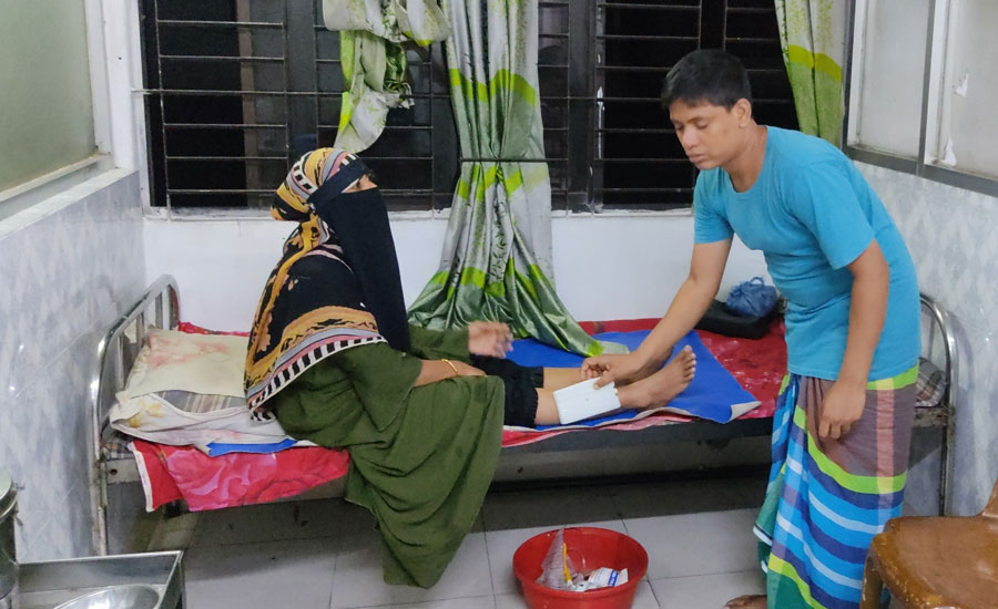 বড় বাড়িতে বঙ্গবন্ধু কৃষিবিশ্ববিদ্যালয়ের গাড়ীর ধাক্কায় নারী শ্রমিক গুরুতর আহত