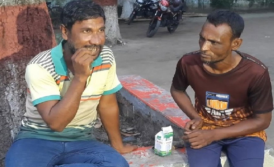 আসলেই কি তিনি ৩০ বছর ধরে কাঁচের বাল্ব খান!