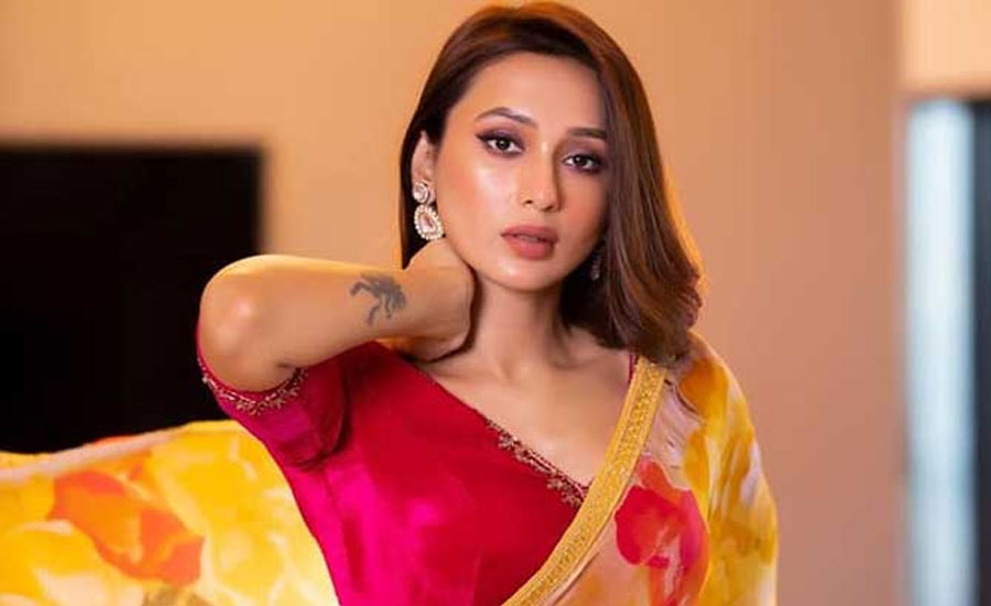 বোল্ড লুকে প্রকাশ্যে মিমি