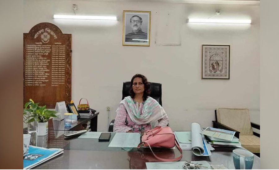 অফিস কক্ষ থেকে প্রধানমন্ত্রীর ছবি নামিয়ে ফেললেন জাবি অধ্যাপক