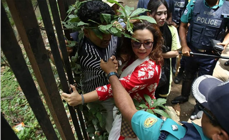 শিক্ষার্থীকে রক্ষা করতে গিয়ে পুলিশের ধাক্কায় আহত ঢাবি শিক্ষক