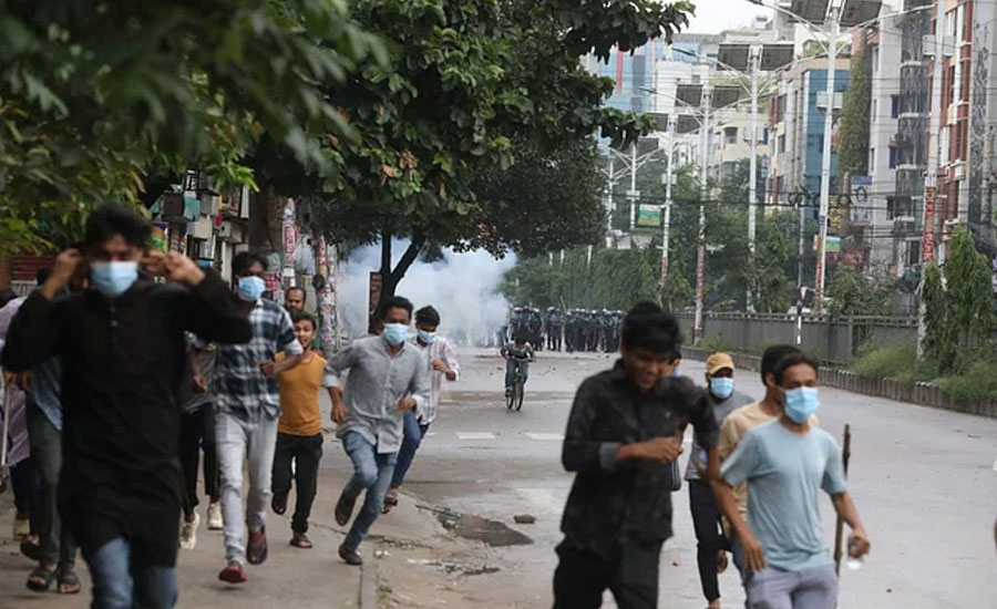 উত্তরায় বিক্ষোভকারীদের সঙ্গে সংঘর্ষ, সাউন্ড গ্রেনেড–কাদাঁনে গ্যাস নিক্ষেপ