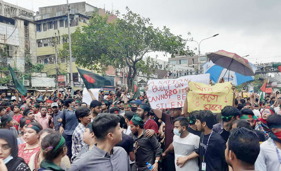শিক্ষার্থীদের দখলে ঢাকা, গুরুত্বপূর্ণ সব সড়ক বন্ধ