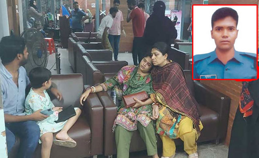 কান্না থামছে না নিহত পুলিশ কনস্টেবল সুমনের স্ত্রী-মেয়ের
