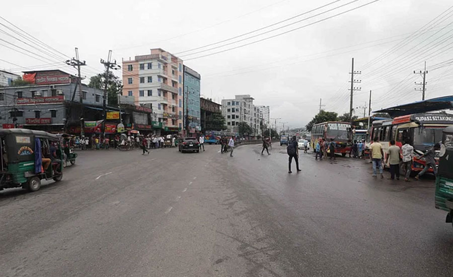 চট্টগ্রামে গণপরিবহন কম, যাত্রীও হাতে গোনা