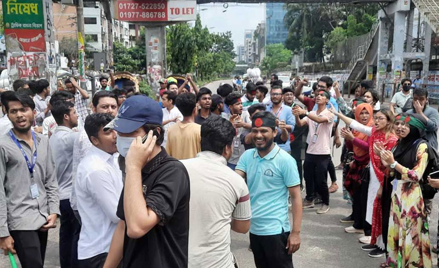 সায়েন্সল্যাব অবরোধ করেছেন আন্দোলনকারীরা, নেই পুলিশ
