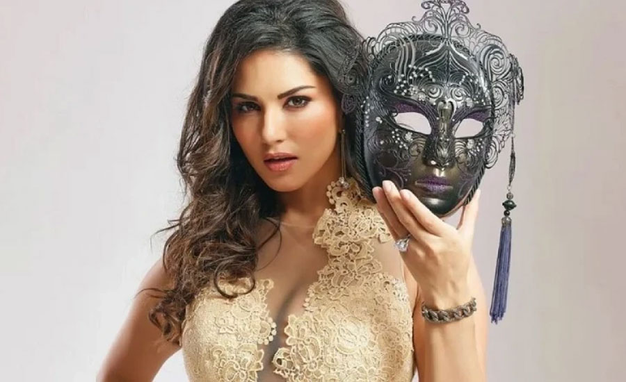 কেন অতীত মুছতে পারছেন না সানি লিওন